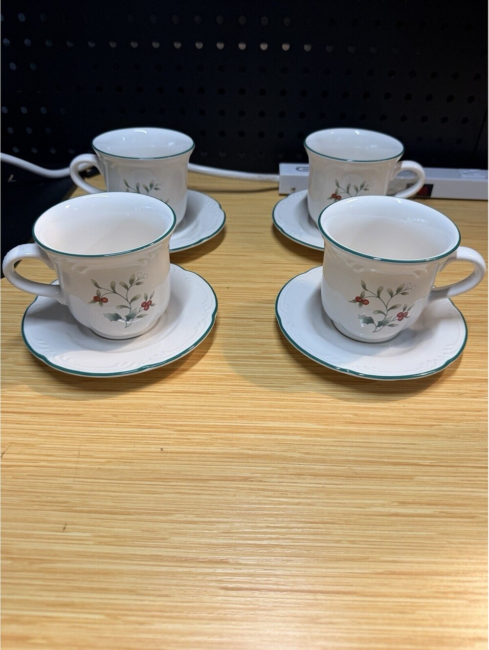 Pfaltzgraff Winterberry 4 Cups and Saucers Christmas holiday set of 4 VTG